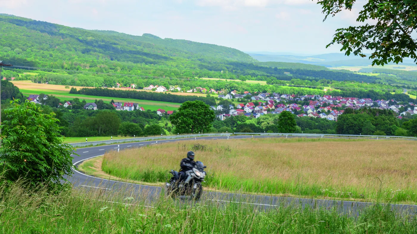 Kurvige Kreuzbergstraße in der Rhön Kurvige Kreuzbergstraße in der Rhön