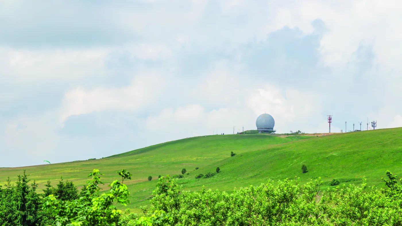 Die Wasserkuppe mit dem Radom, der markanten Radarkuppel Die Wasserkuppe mit dem Radom, der markanten Radarkuppel
